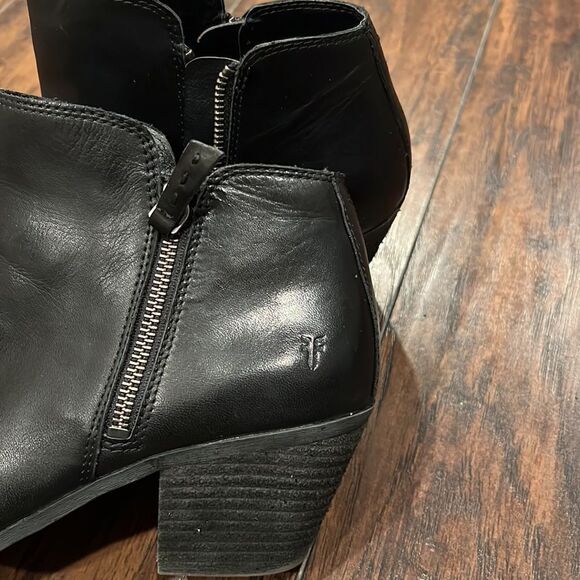 Frye Black Leather Judith Zip Bootie Sz. 9.5 in EUC - Picture 2 of 10